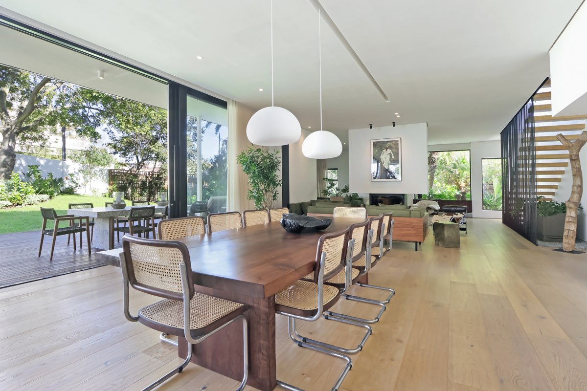 Full dining and living panorama