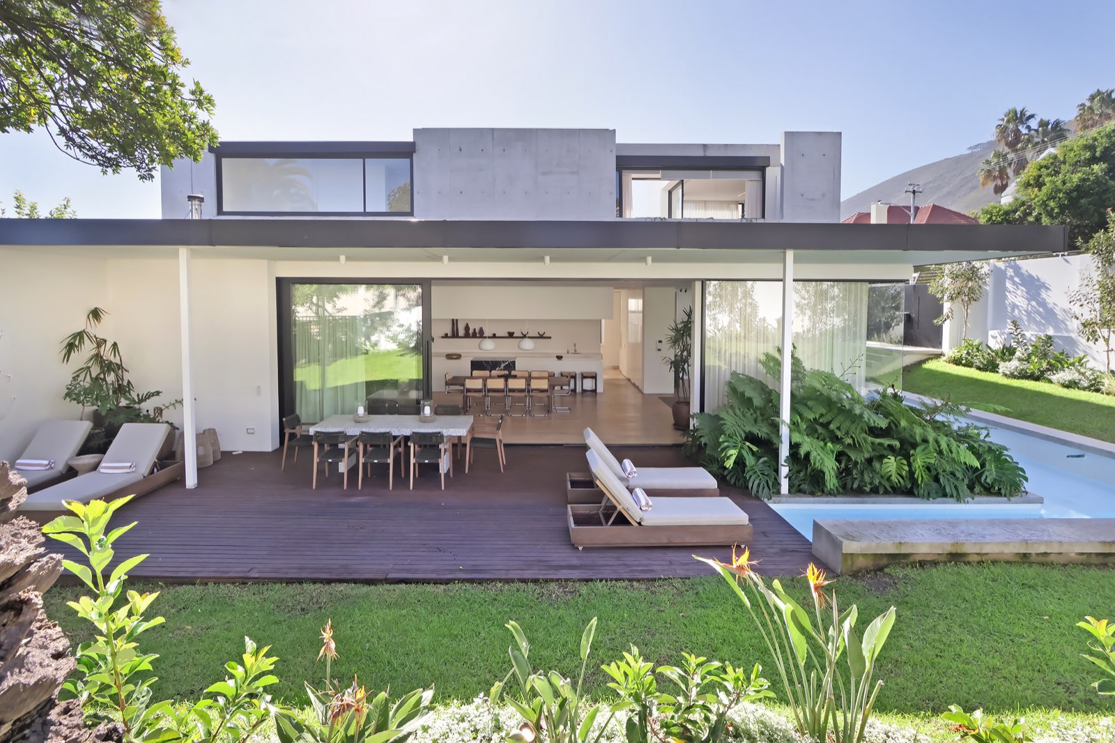 Outdoor dining with Lion's Head mountain view